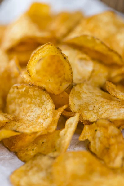 Частину хрусткі картопляні чіпси — стокове фото