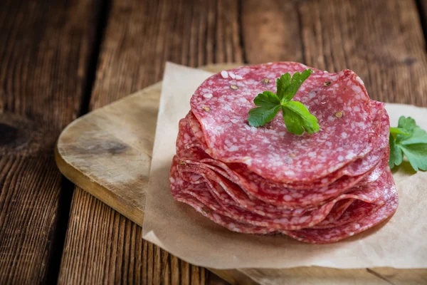 Rökt Salami på bord — Stockfoto