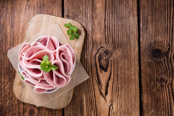 Salsiccia di prosciutto su sfondo di legno — Foto Stock