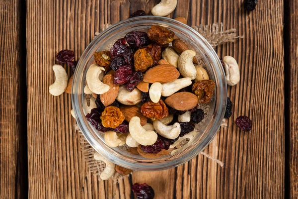 Drewniany stół z Trail Mix — Zdjęcie stockowe