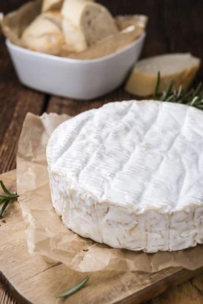 Camembert cremoso na mesa — Fotografia de Stock