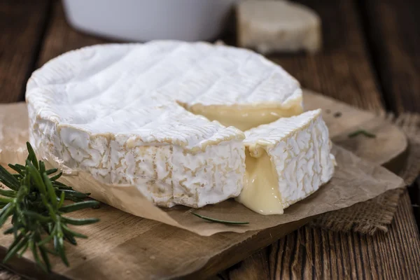 Gedeelte van romige Camembert — Stockfoto