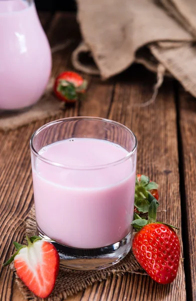 Σπιτικά Strawberry γάλα (επιλεκτική εστίαση) — Φωτογραφία Αρχείου