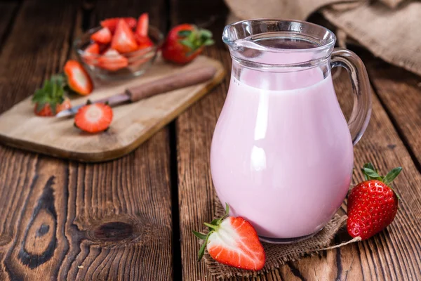 Hausgemachte Erdbeermilch — Stockfoto