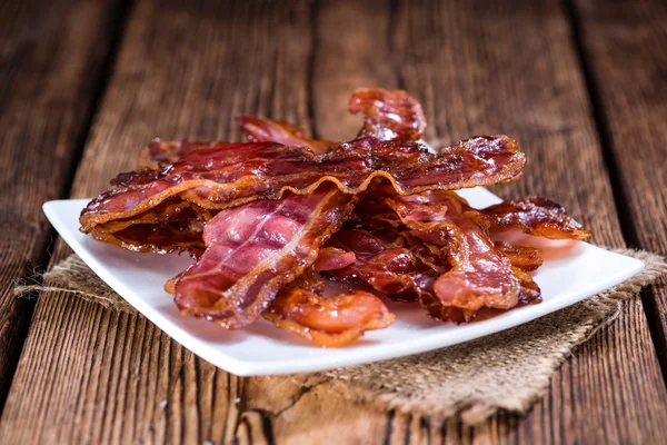 Gebakken spek op tafel — Stockfoto