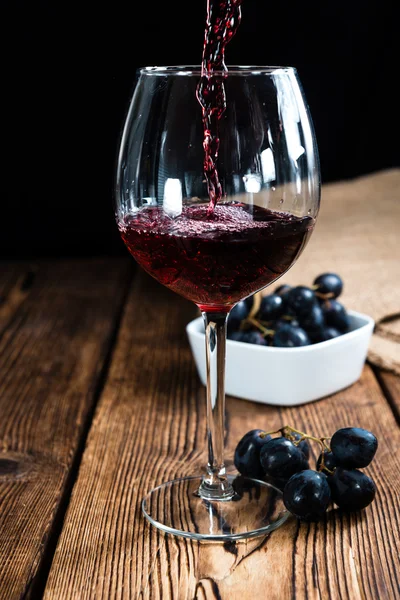 Holztisch mit Rotwein — Stockfoto