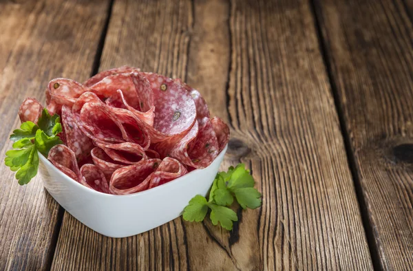 Mesa con Salami en rodajas — Foto de Stock