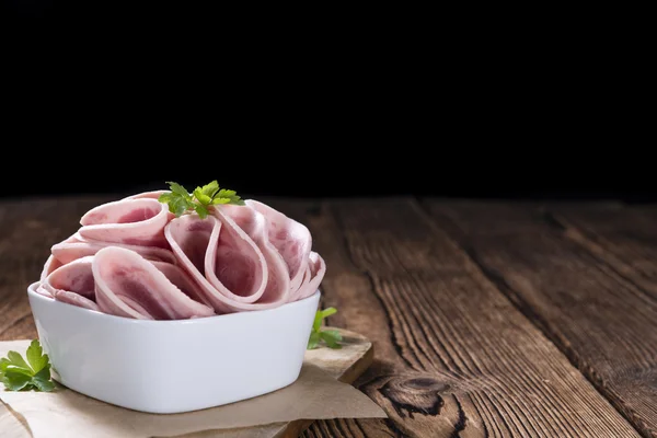 Tavolo in legno con salsiccia di prosciutto — Foto Stock