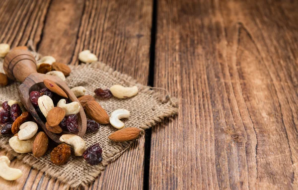 Trail Mix em fundo de madeira — Fotografia de Stock