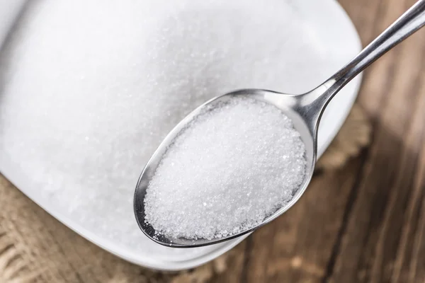Açúcar branco em uma colher — Fotografia de Stock