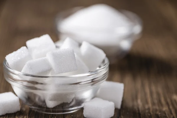 Část bílého cukru v misce — Stock fotografie