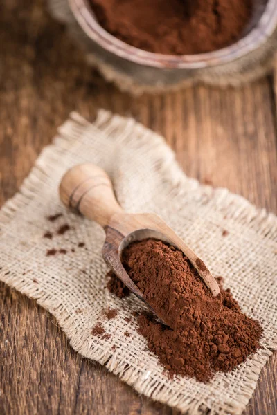 Kakao w proszku na stole — Zdjęcie stockowe