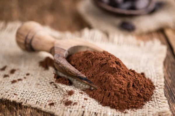 Cacao en polvo sobre la mesa — Foto de Stock