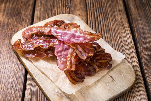 Stekt Bacon på bord — Stockfoto