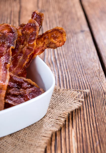 Stekt Bacon på bord — Stockfoto