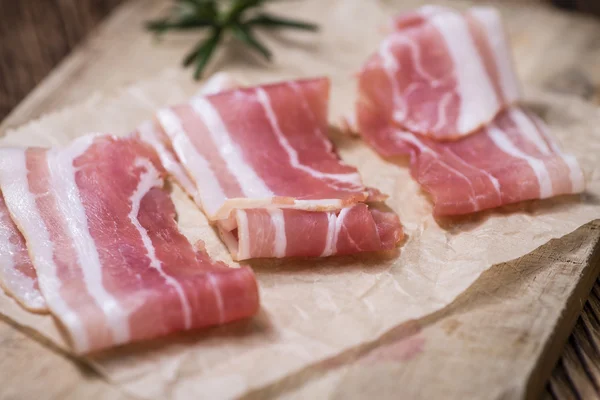 Bacon cru sur la table — Photo