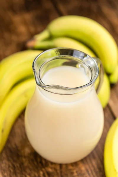 Verre avec jus de banane frais — Photo