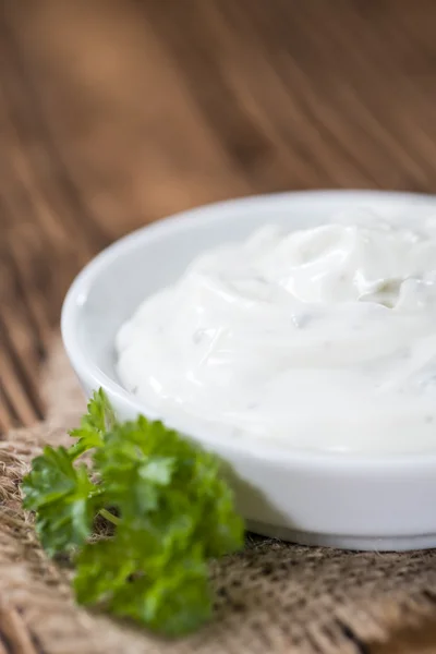 Saure Sahne mit frischen Kräutern — Stockfoto