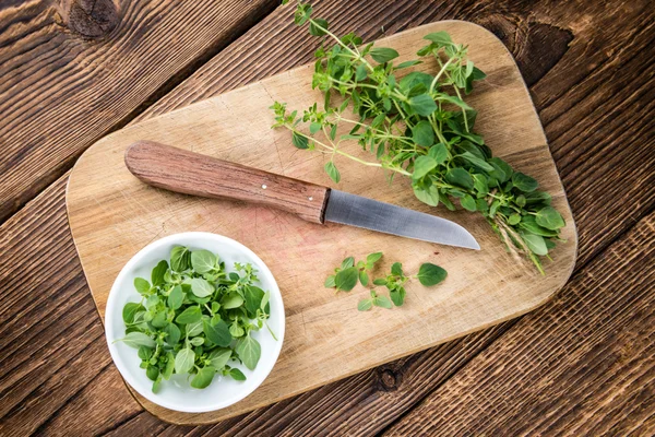 Orégano fresco y cuchillo —  Fotos de Stock