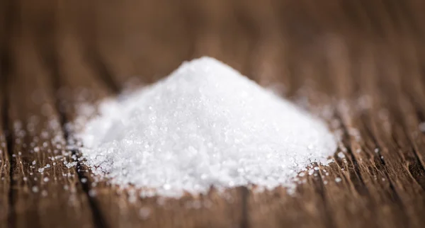 Gamla träbord med vitt socker — Stockfoto