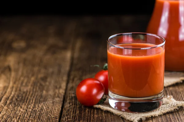 Frisch gepresster Tomatensaft — Stockfoto