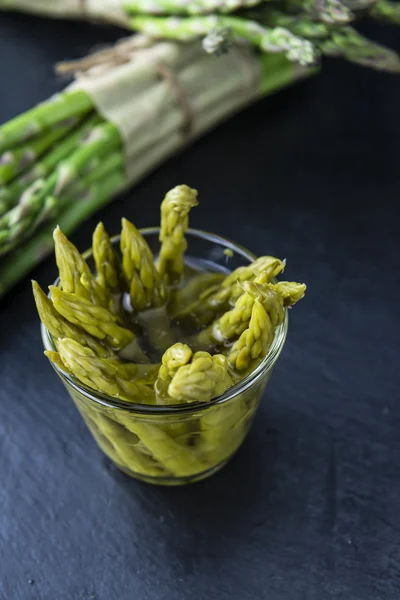 Groene asperges op een leisteen plaat — Stockfoto