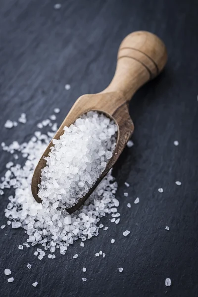 Grovt Salt på en mörk bakgrund — Stockfoto