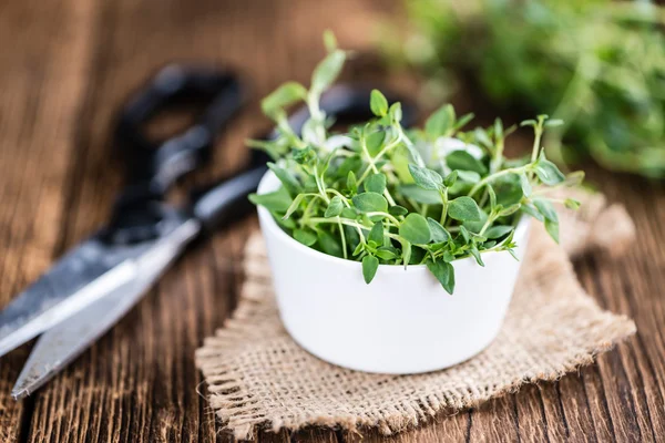 Oude houten tafel met verse tijm — Stockfoto