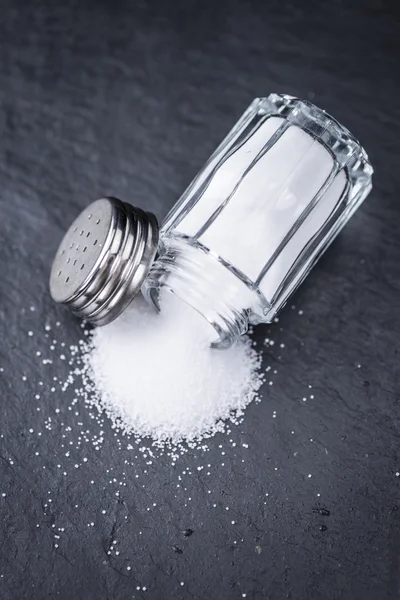 Laje de ardósia com um vintage olhando Salt Shaker — Fotografia de Stock