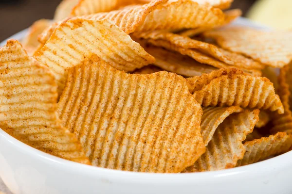 Жареные картофельные чипсы — стоковое фото