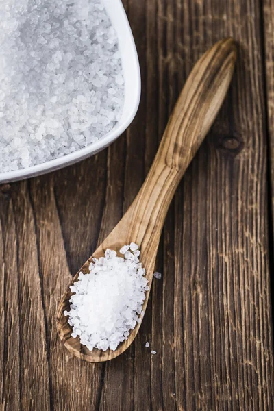 Grovt Salt på sked — Stockfoto