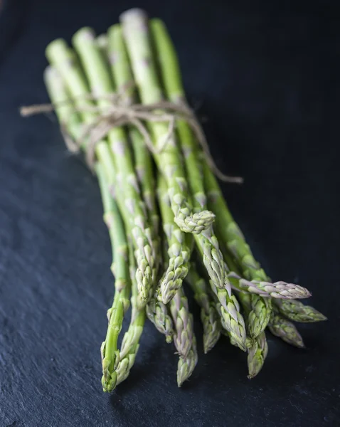 Frischer grüner Spargel — Stockfoto