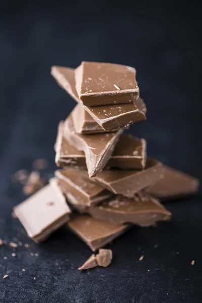 Cioccolato al latte su lastra di ardesia — Foto Stock