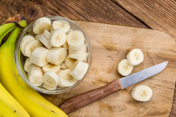 Apróra vágott banán és kés — Stock Fotó