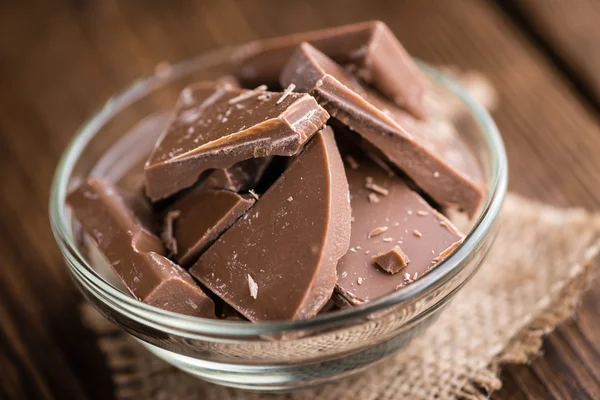 Chocolate em uma mesa de madeira velha — Fotografia de Stock