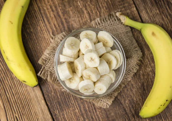 Banane su un vecchio tavolo di legno — Foto Stock