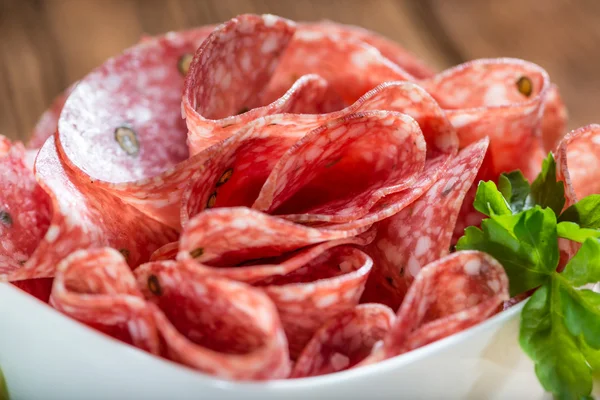 Rökt Salami på bord — Stockfoto