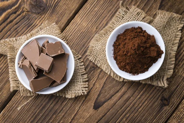 Cioccolato su un vecchio tavolo di legno — Foto Stock
