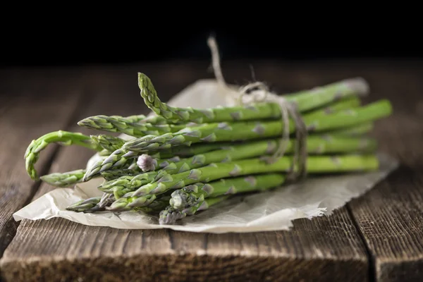 Grüner Spargel auf dem Tisch — Stockfoto