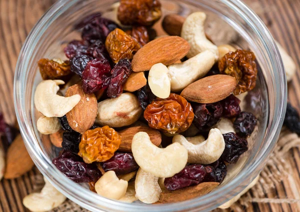 Trail Mix ile ahşap masa — Stok fotoğraf