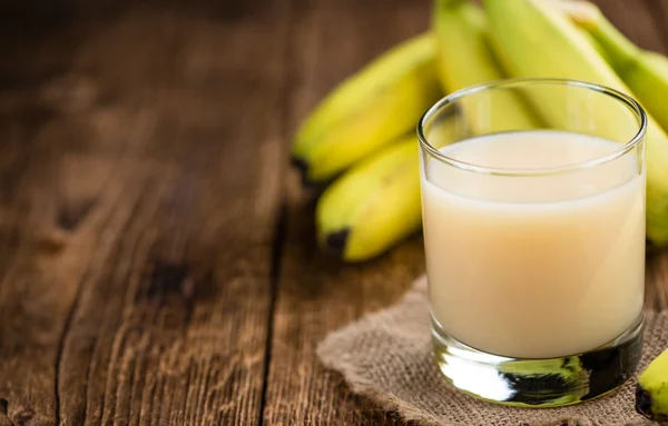 Vaso con zumo de plátano fresco —  Fotos de Stock