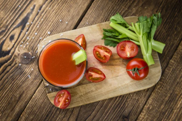 Tomatensaft auf einem alten Holztisch — Stockfoto