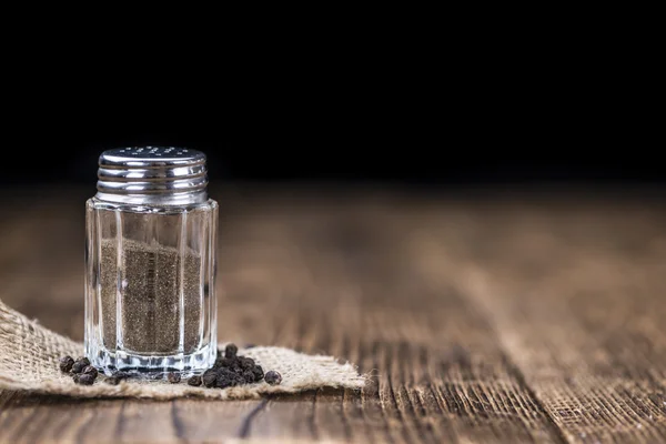 Pepper Shaker op tafel — Stockfoto