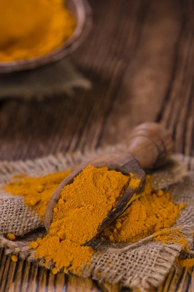 Tabel kayu dengan Turmeric — Stok Foto