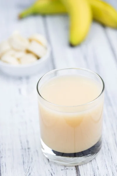 Verre avec jus de banane frais — Photo