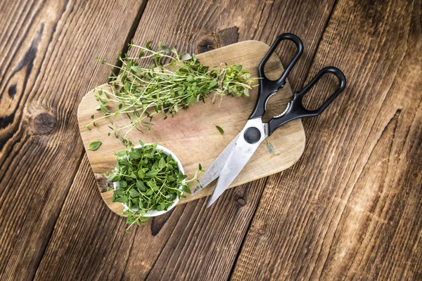 Oude houten tafel met verse tijm — Stockfoto