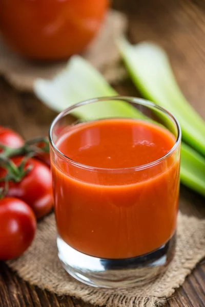 トマトジュースをグラスに入れて — ストック写真