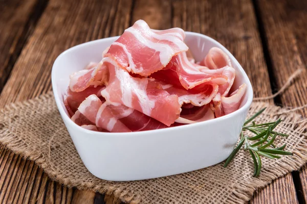 Plátky syrové slaniny — Stock fotografie