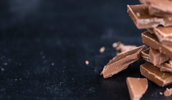 Chocolate con leche en una losa de pizarra —  Fotos de Stock