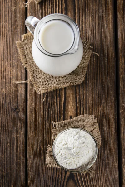 Leche en polvo en la mesa — Foto de Stock